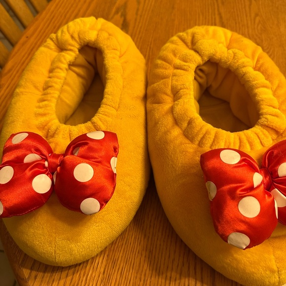 Minnie Mouse Slippers - Picture 1 of 3